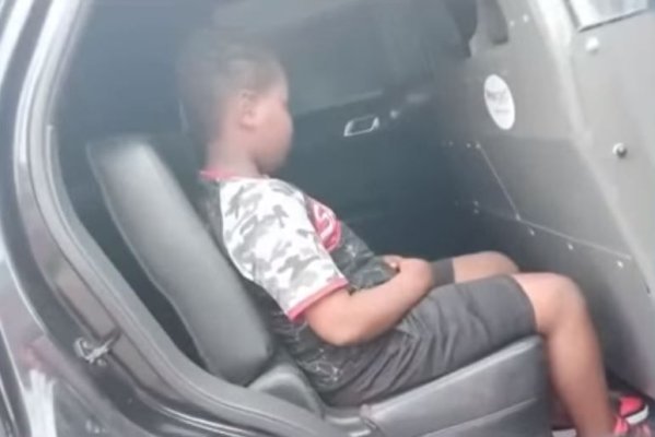 Un copil de 10 ani a fost condamnat pentru că a urinat într-o parcare. Video