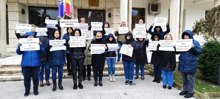 Salariații Direcției Județene de Statistică Constanța continuă să protesteze