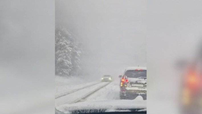 Vremea rea a făcut ravagii în țară. Zeci de mașini au rămas blocate în zăpadă