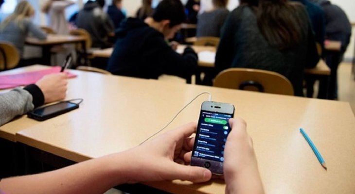 Spania: Guvernul vrea să interzică telefoanele mobile în şcoli şi licee