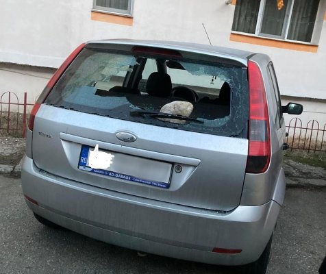 Un drogat a vandalizat o mașină, pentru că i s-a părut că proprietarul a vrut să-l calce 