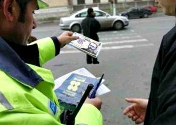 Bărbat prins în flagrant în timp ce încerca să le dea 1.000 de euro mită polițiștilor