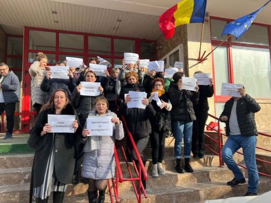 Angajații CJP Constanța, protest spontan în fața instituției