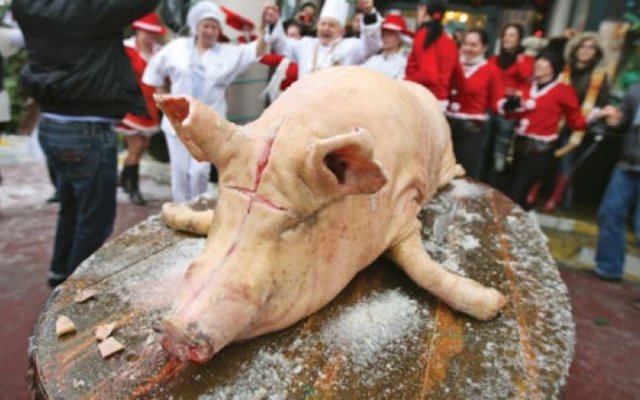 Războiul nutriționiștilor pe „pomana porcului“: Este recomandată cumpătarea