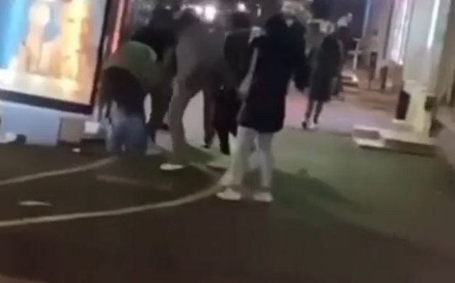  O adolescentă, lovită brutal cu pumnii și picioarele de mai multe fete, pe stradă. Video