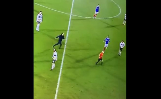 Un suporter a intrat pe teren și l-a fugărit pe arbitru, în timpul unui meci de fotbal. Video