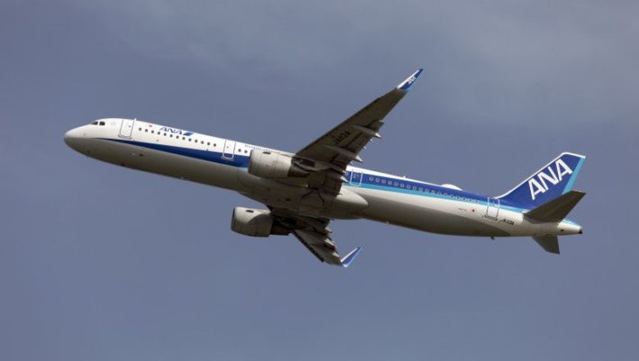 Un avion Boeing 737-800 a aterizat de urgență, după ce una dintre ferestre a crăpat în zbor