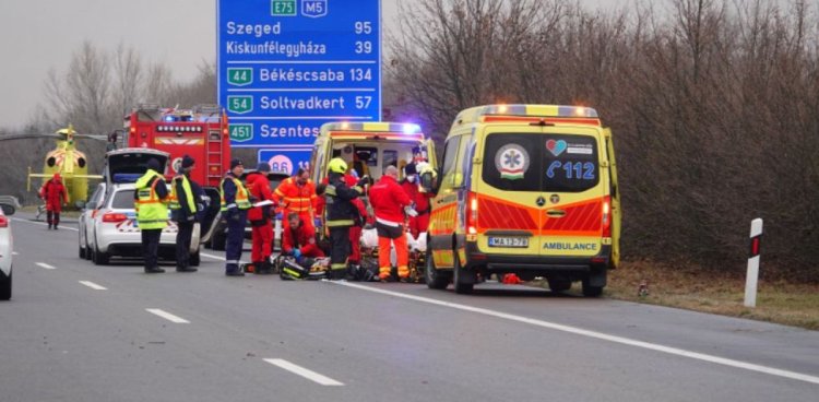 Microbuz înmatriculat în România, implicat într-un accident grav în Ungaria. Două persoane, în stare critică