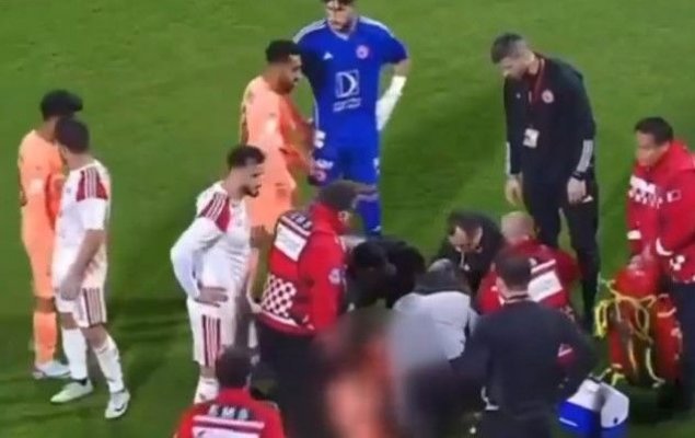 Un fotbalist s-a prăbușit pe teren imediat după ce a dat un gol