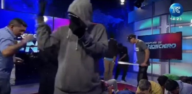 Bărbaţi înarmaţi au dat buzna în direct în platoul unei televiziuni publice. Video