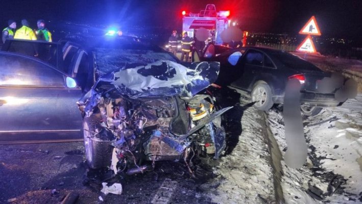 O tânără de 25 de ani a murit după ce mașina în care se afla s-a izbit violent de un alt autoturism