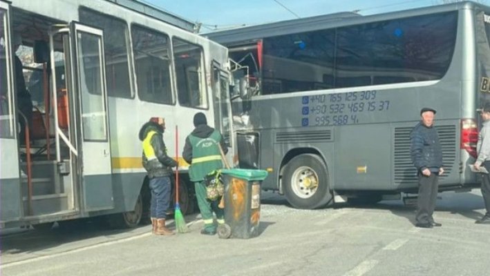 Accident grav în București. Un tramvai a lovit în plin un autocar