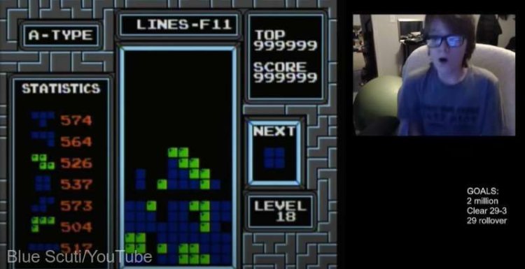 Un adolescent american devine primul jucător care învinge jocul Tetris. Video