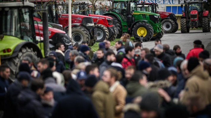 Agricultorii francezi îşi extind protestele împotriva guvernului