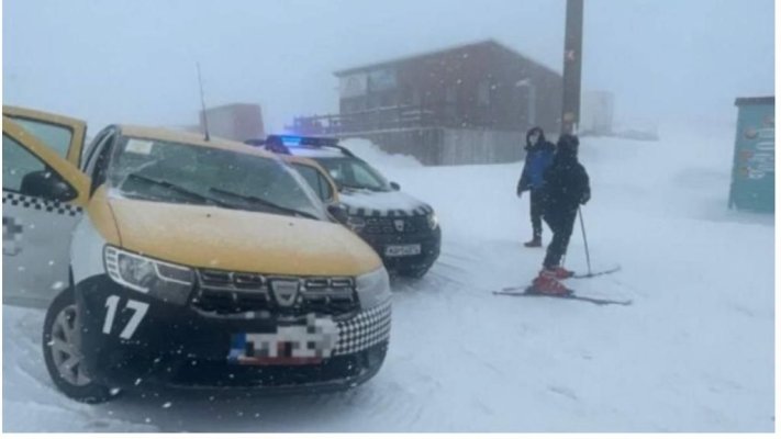 Un șofer de taxi a urcat cu mașina pe pârtia de schi, pentru a primi mai mulți bani de la client