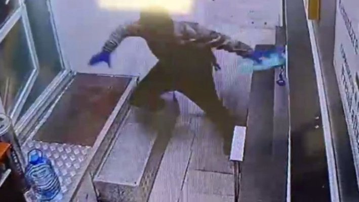 Atac la o casă de amanet! Un bărbat mascat l-a stropit cu benzină pe angajat. Video