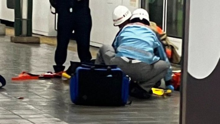 Atac la metroul din Tokyo. Trei persoane au fost înjunghiate