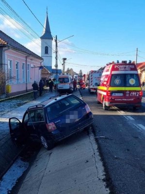 Ambulanţă spulberată: Medicul, asistentul şi pacienta au fost luați cu SMURD-ul