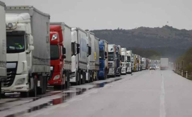 Coloane de camioane formate înainte de frontiera cu Ungaria, după reintroducerea restricţiilor de tonaj