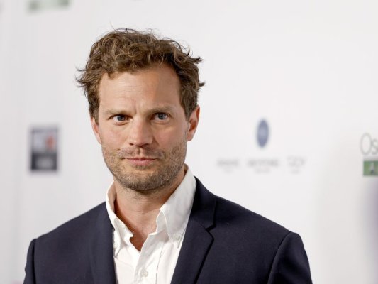 Actorul din 'Fifty Shades of Grey', la spital cu suspiciune de atac de cord din cauza unei omizi