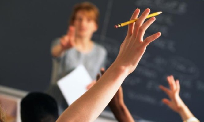 O profesoară nu vrea intrare comună cu elevii: „Suntem categorii sociale diferite“