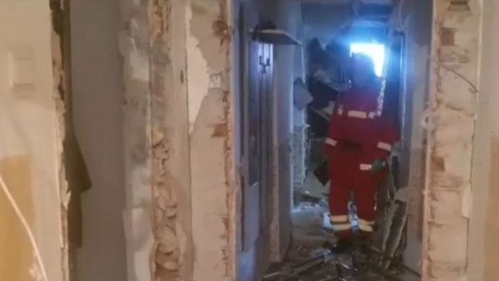 Explozie puternică într-un bloc din Galaţi. Un bărbat a fost rănit