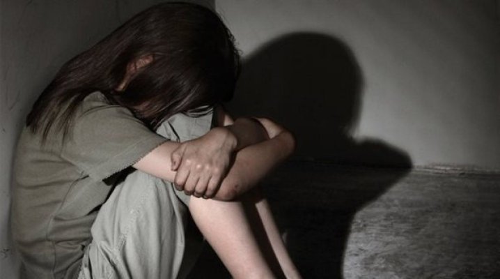 Un român a abuzat sexual fiica de 13 ani a iubitei lui și a lăsat-o însărcinată