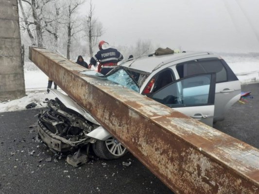 O femeie a murit strivită într-o mașină peste care a căzut o grindă metalică ruptă de un TIR