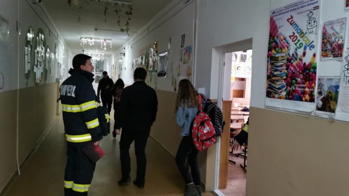 1.300 de elevi, evacuați din trei școli din cauza mirosului puternic de sulf