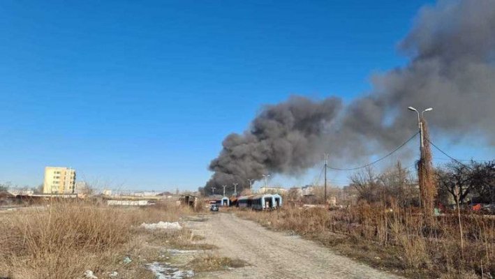 Incendiu puternic în București: Ard vagoane dezafectate, în zona de triaj dintre Gara Basarab şi Podul Grant 