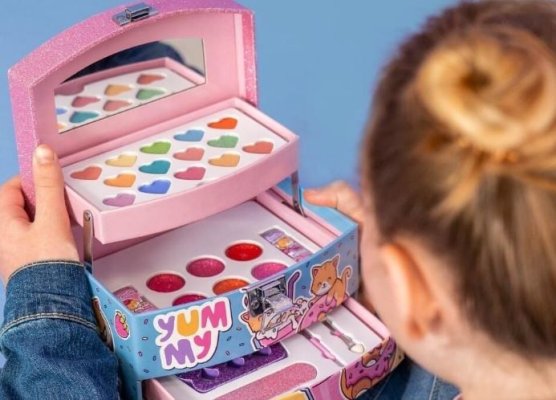 Dermatologii avertizează împotriva folosirii de produse cosmetice la copii