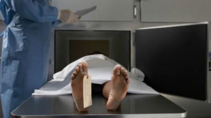 Autopsier, reținut după ce a primit mită pentru îmbălsămarea unui cadavru