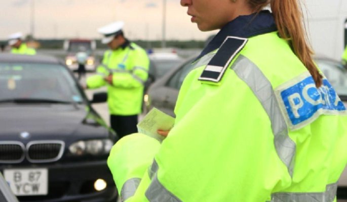 Poliţista filmată pe geam când se săruta pasional cu şeful ei, bătaie cu iubita fostului soţ