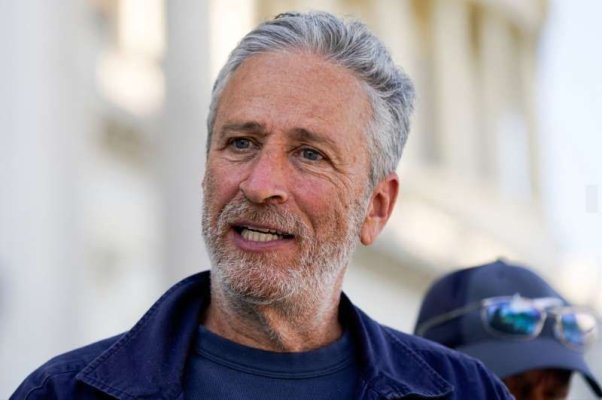 Jon Stewart, ''regele satirei'', revine la pupitrul emisiunii ''Daily Show'' înaintea alegerilor prezidenţiale americane