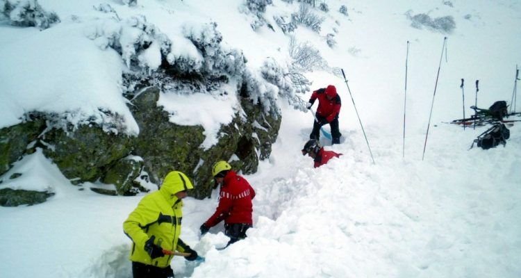 Un bărbat a murit într-o avalanșă în Munții Țarcu