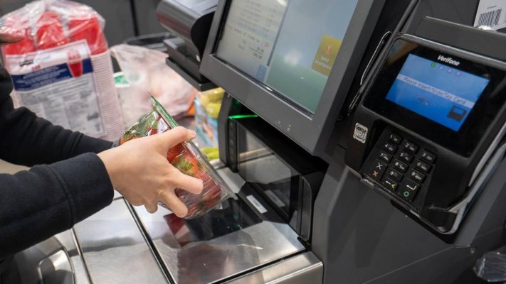 Țeapa caselor de marcat self-checkout: Jumătate dintre tinerii clienți ai magazinelor fură produse