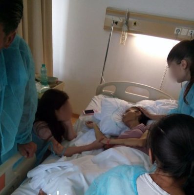 O femeie s-a ales cu mâinile rupte după ce a fost internată în spital cu gripă