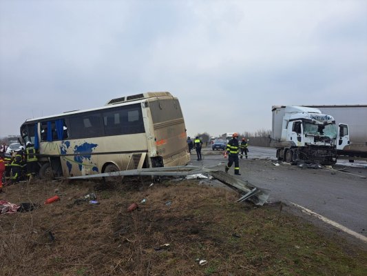 Accident teribil între un autobuz și un camion: Planul roșu de intervenție a fost activat. Video