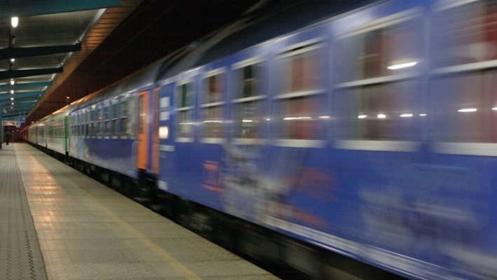 O femeie în scaun cu rotile căzută între șine a scăpat cu viață după ce trenul a trecut peste ea 