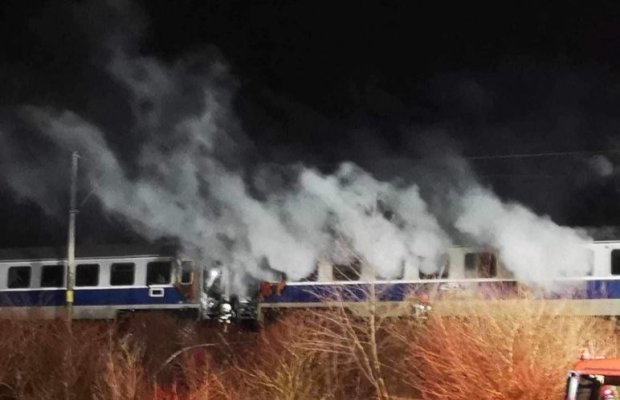 Incendiu puternic la un tren de călători. 20 de persoane au fost evacuate