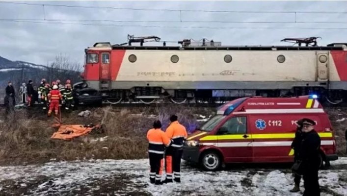 Doi tineri au murit după ce maşina în care se aflau a fost lovită în plin de un tren