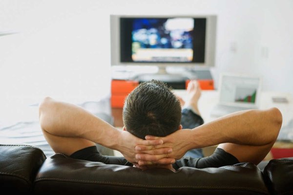 Un bărbat din Suceava a mers la Urgențe pentru că i s-a ridicat părul pe abdomen când se uita la televizor, altul pentru că visase urât.