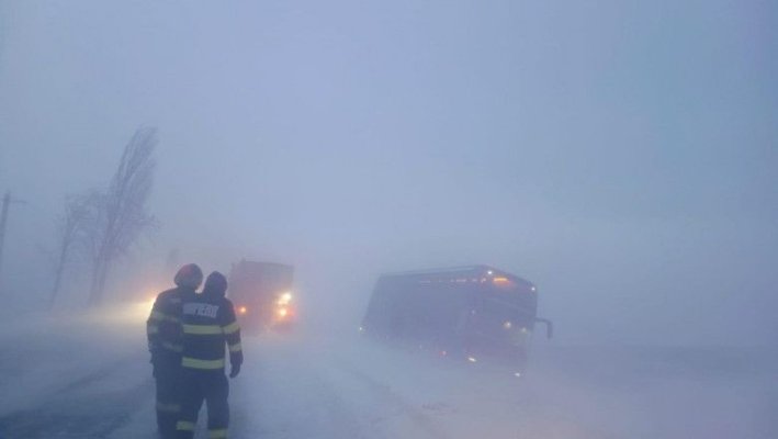 Urgie în țară: Drumuri închise din cauza zăpezii,  oameni găsiți înghețați și localități fără curent! Video