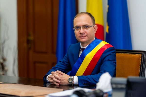 Percheziții la Primăria Botoșani: edilul, anchetat fiindcă și-ar fi angajat ilegal amanta