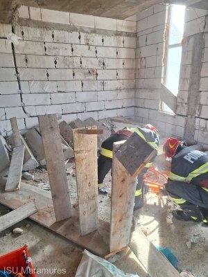 O scară din beton s-a prăbuşit peste un bărbat la Ocna Şugatag