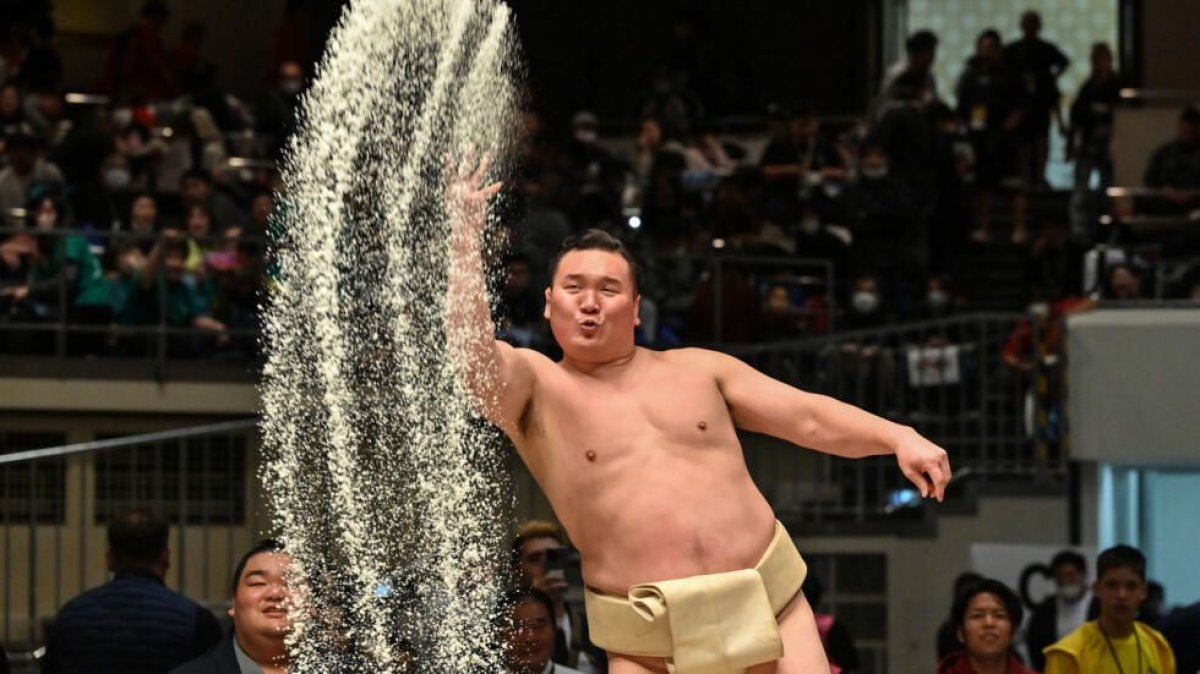 Cel mai titrat campion din sumo, Hakuho, retrogradat din rangul de maestru intr-un nou caz de violenta