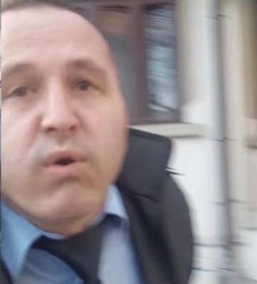 Șeful Poliției din Târgu Jiu, filmat când scuipă un cetățean care îl întreabă cum a obținut un teren gratis de la Primărie