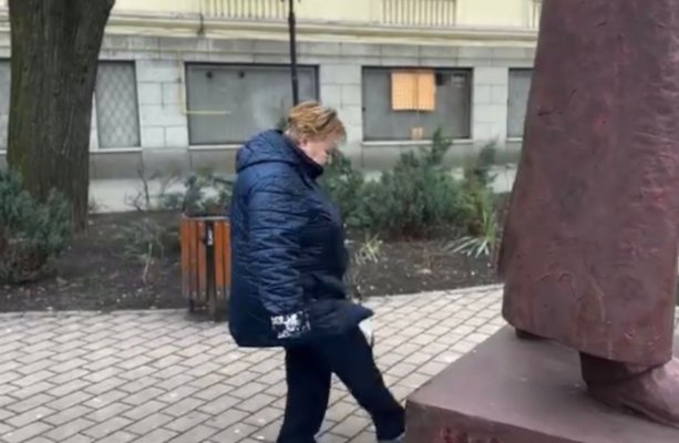 Femeia care a lovit statuia din Iași s-a ales cu dosar penal. Video