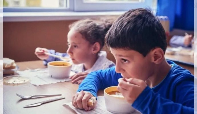 Peste 450.000 de copii vor primi o masă caldă în fiecare zi la școală