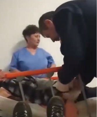 Paznic de spital filmat în timp ce leagă de pat un pacient, asistenta îl făcea „nebun”. Video